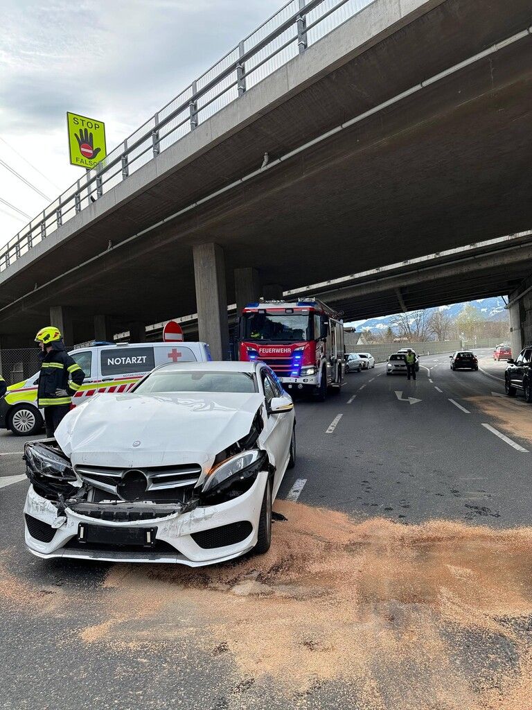 An beiden kollidierten Autos entstand erheblicher Sachschaden.⇒Feuerwehr bludenz
