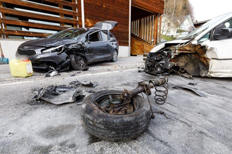 An den beteiligten Fahrzeug entstand Totalschaden.⇒Hofmeister
