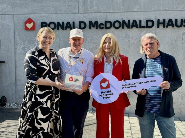 Andrea Kerbleder, Loek Versluis, Karin Schmidt und Kurt Fercher bei der Eröffnung. Franz Lutz