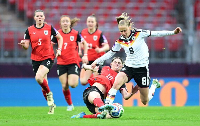 Auch Stürmerin Eileen Campbell (l.) blieb ohne Torerfolg.⇒gepa