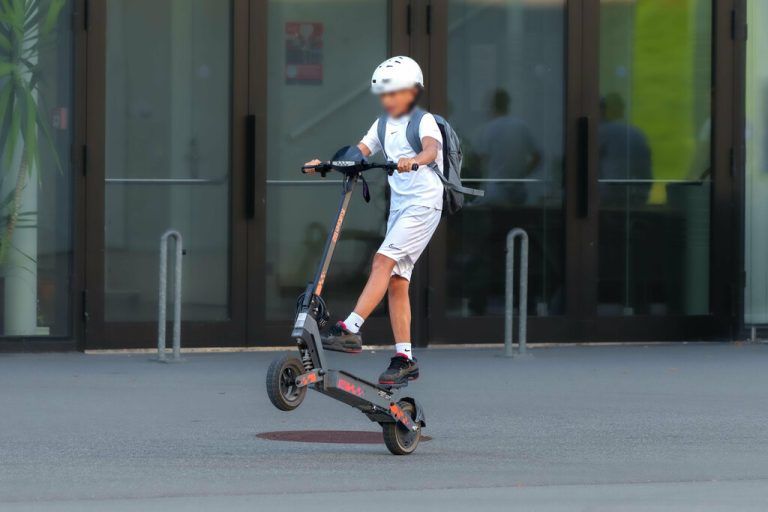 Beide Jugendliche wurden mit Kopfverletzungen ins Krankenhaus gebracht. Symbolbild/Stiplovsek