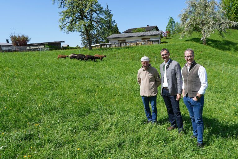 Biobauer Anton Märk (l.) mit Wallner und Gantner.⇒vlbg/7pro.tv