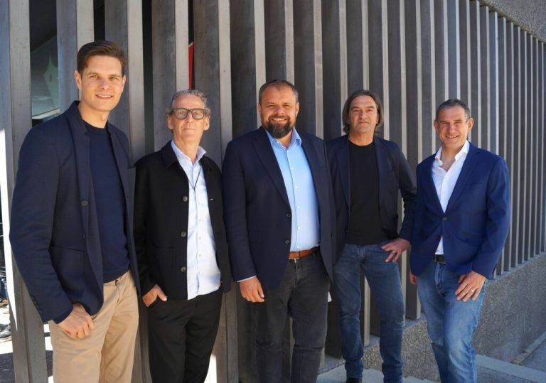 Bürgermeister Markus Fäßler mit dem Architektenteam Oliver King, Anton Nachbaur und Projektleiter Martin Ladinger. Yasmin Ritter