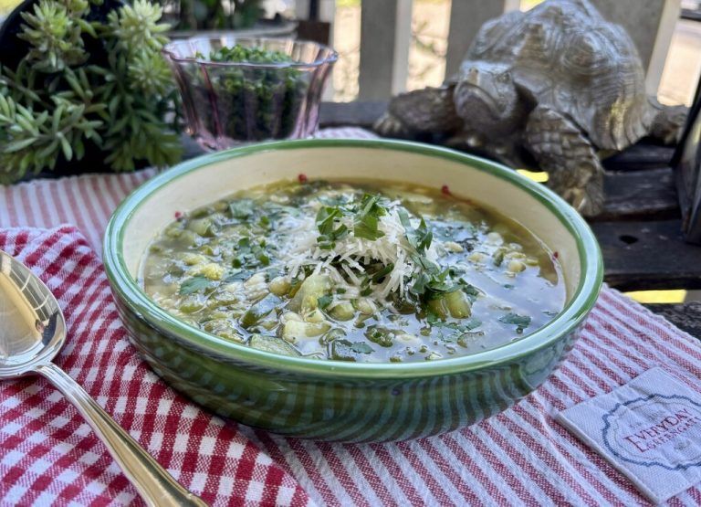 Buntes Gemüse, feine Kräuter und ein Hauch Parmesan, so schmeckt die leichte Küche im Frühling. ⇒Ulrike Hagen