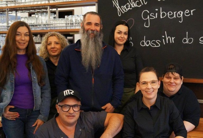 Carmen, Miza, Markus und Sophia (oben), Geschäftsführer Alex, Stefanie und Simone (unten). Ritter (7)