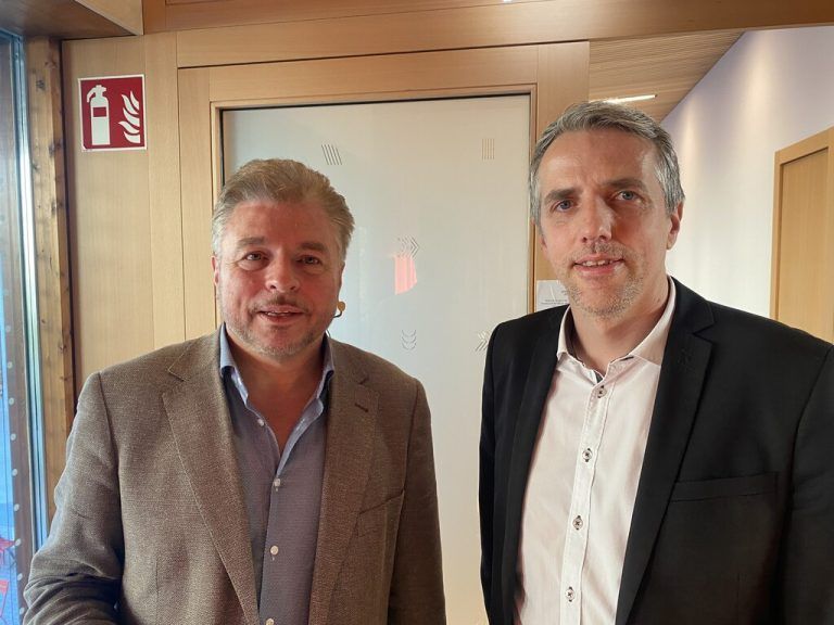 Daniel Mutschlechner vom Bildungshaus Arbogast mit dem USA-Kenner und Politologen Reinhard Heinisch.⇒Bereuter; hartinger; Bischof