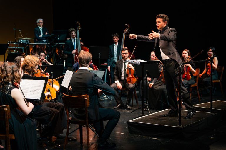 Das junge Projekt-Orchester Camerata Musica Reno mit Dirigent Tobias Grabher im Theater Kosmos.⇒Grabher