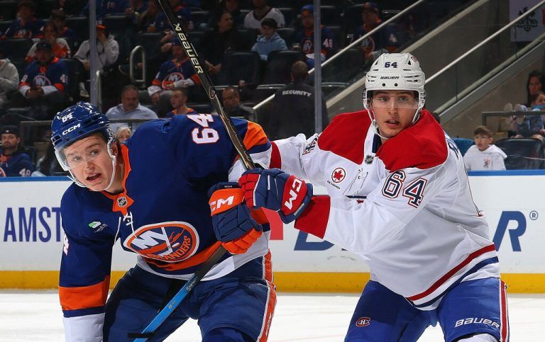 David Reinbacher (r.) hat Calum Ritchie (l.) von den New York Islanders fest im Griff.⇒APA