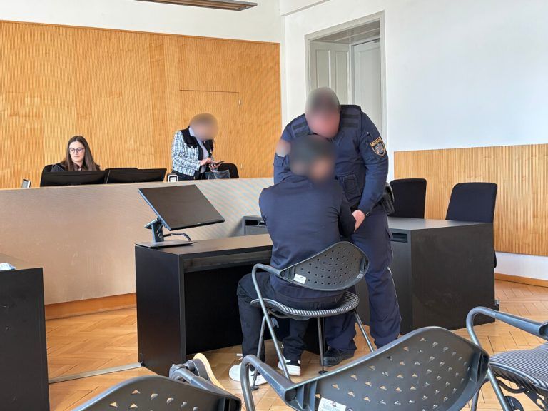 Der Angeklagte wurde bereits zu einer mehrjährigen Gefängnisstrafe verurteilt.⇒frick