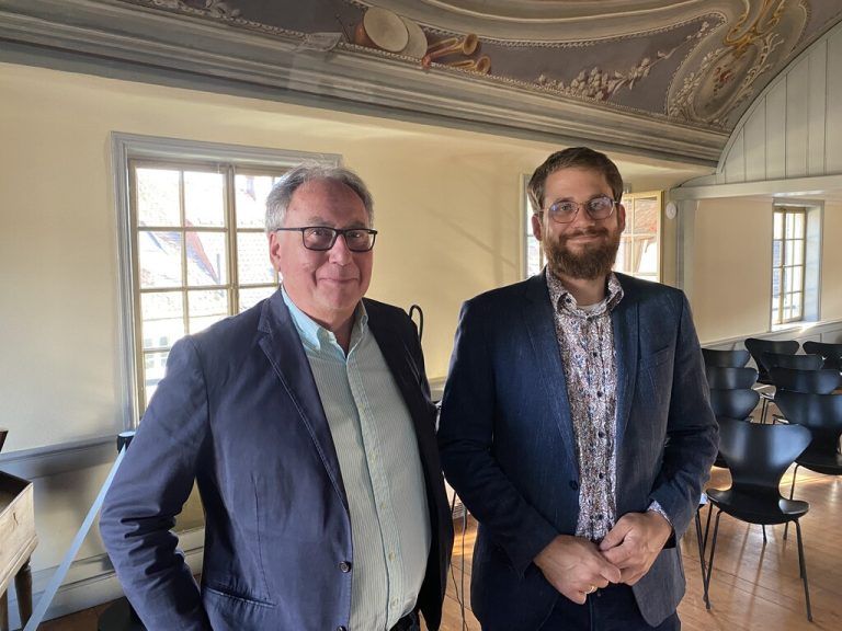 Der Autor, Andreas Wilkens, mit dem Vertreter des Jüdischen Museums Hohenems, Raphael Einetter, bei der Buchpräsentation in Altstätten.bereuter, wüstner, jüdisches museum