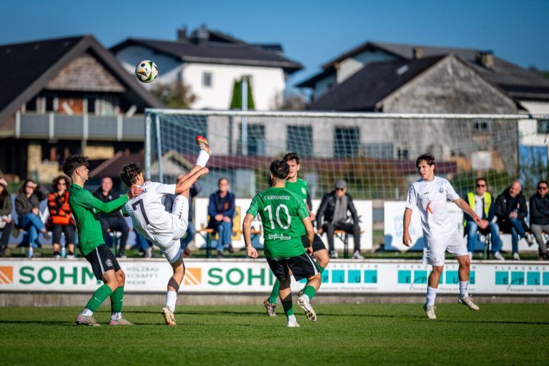 Der FC Alberschwende, hier im Spiel gegen Frastanz, bekommt es heute in der Vorarl­bergliga mit Spitzenreiter FC Riefensberg zu tun.⇒⇒Beate Rhomberg