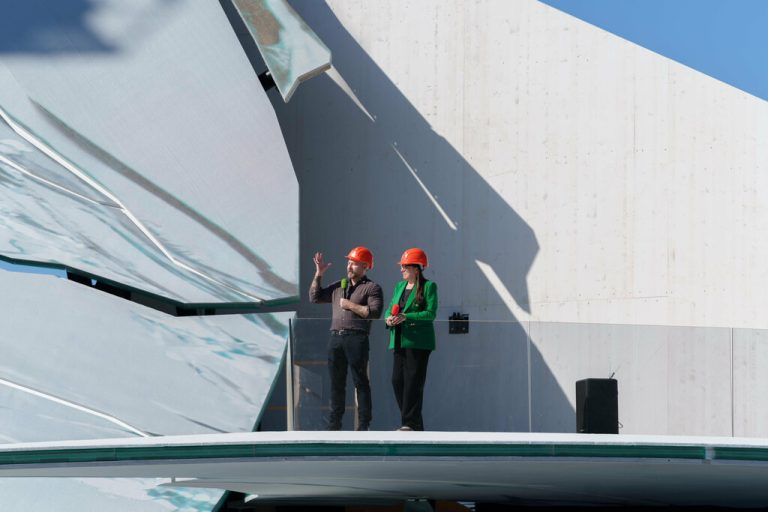 Der Größenvergleich verdeutlicht die Dimension der Seebühne.