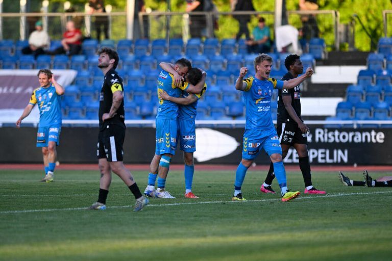 Die anderen jubeln: Ein enttäuschter Johannes Tartarotti (l).gepa/lerch