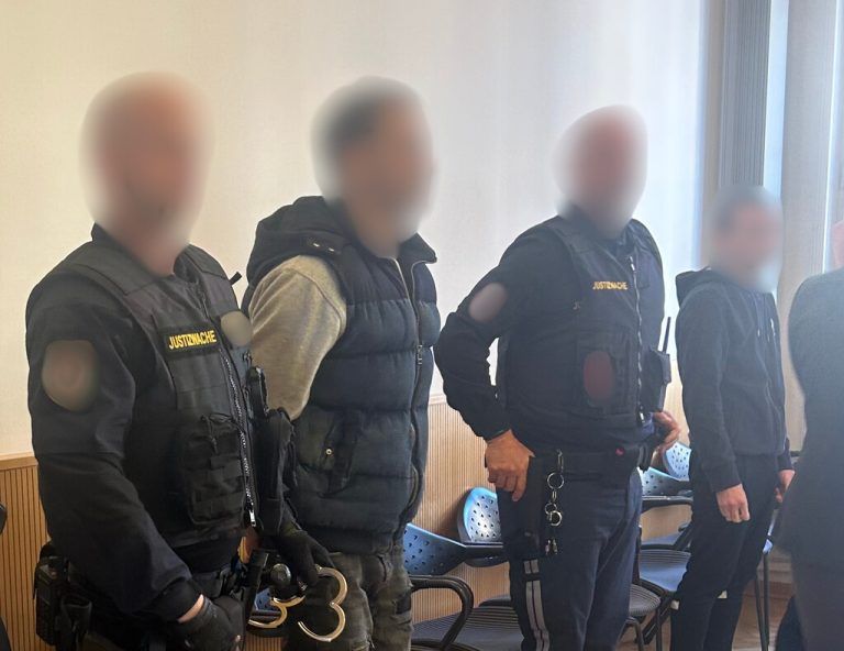 Die Angeklagten befanden sich bereits in Untersuchungshaft.⇒stadler