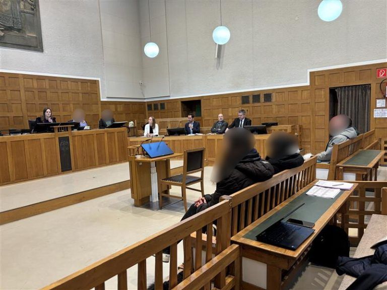 Die Beschuldigten beharrten darauf, dass sie keine Waffen verwendeten.