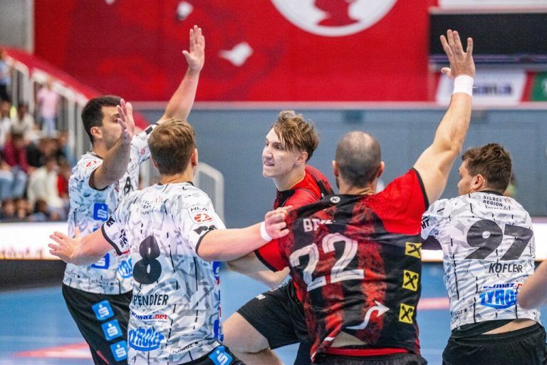 Die Harder wollen sich auch heute nicht von Schwaz aufhalten lassen. In dieser Saison gewannen die Roten Teufel bislang beide Aufeinandertreffen klar.Links: Der scheidende Trainer Hannes Jón Jónsson im Austausch mit seinem Namensvetter Tryggvi Gardar Jónsson.Dietmar Stiplovsek, Beate Rhomberg