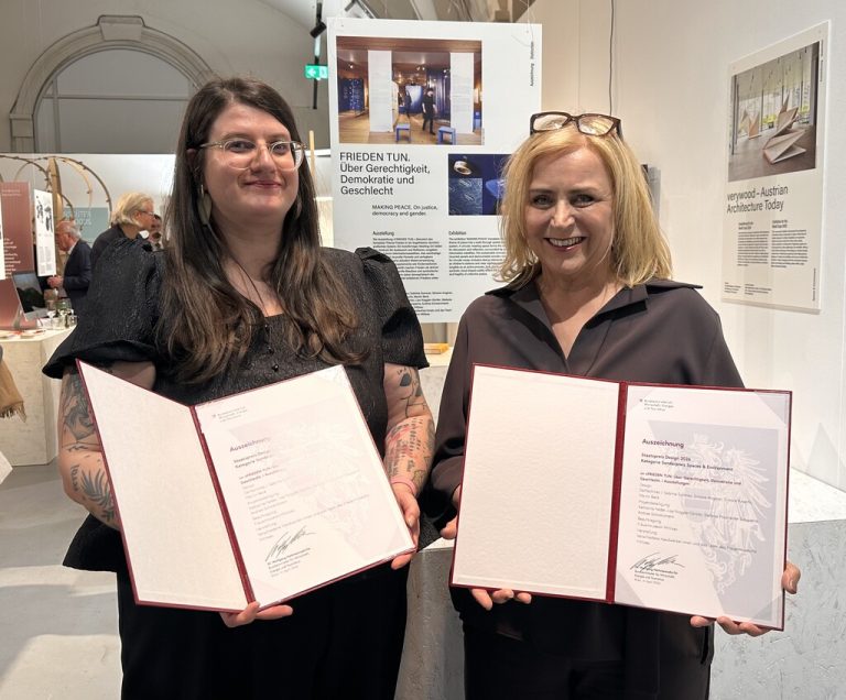 Die mehrfach ausgezeichnete Simone Angerer und Frauenmuseum-Direktorin Stefania Pitscheider Soraperra.⇒fmh