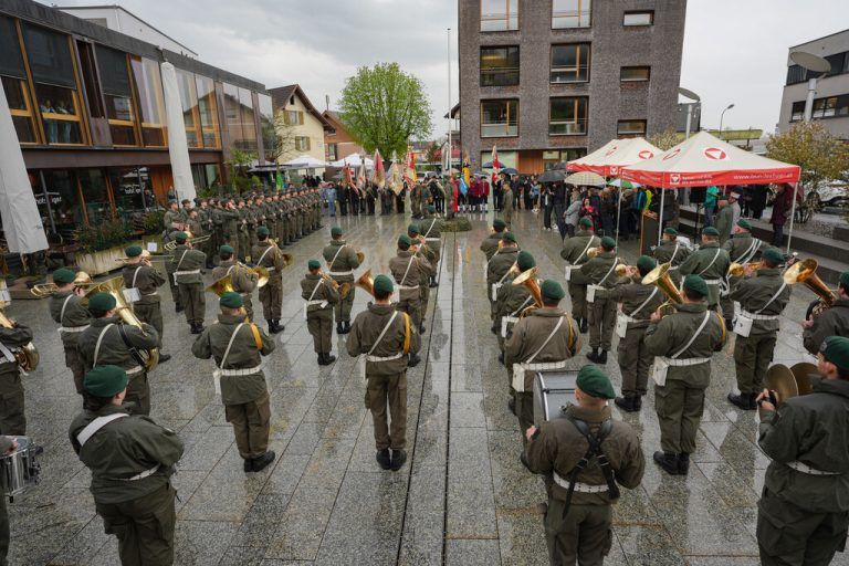 Die Militärmusik spielte bei der Angelobungsfeier von 40 Rekruten in Schwarzach am Freitag. ⇒Land Vorarlberg / 7pro.tv