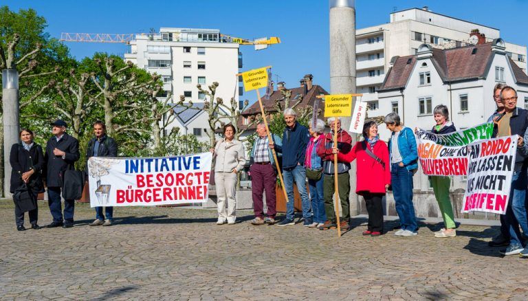 Die Mitglieder von „besorgte BürgerInnen“ vor dem Landhaus in Bregenz.⇒stiplovsek (2)