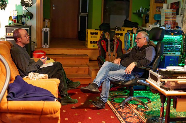 Die NEUE traf Krauthobel-Sänger Jürgen Ganahl in ihrem Schrunser Proberaum zum Gespräch. ⇒Stiplovsek