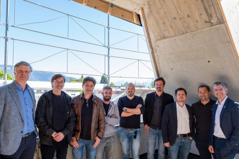 Die Projektbeteiligten feierten zusammen mit den Anrainern und Eigentümern die Fertigstellung des Rohbaus. Auch Patrick Wiedl und Simon Ender waren vor Ort.⇒Philipp Kutzer