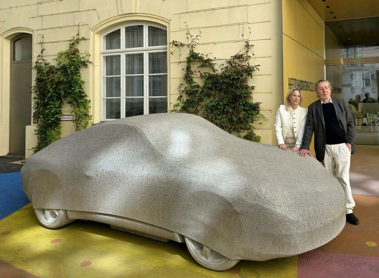 Direktorin Kaspar-Eisert und Künstler Gottfried Bechtold.⇒apa