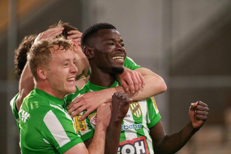 Doppeltorschütze und Matchwinner Mame Wade (r.) wird von seinen Mitspielern geherzt.⇒Stiplovsek