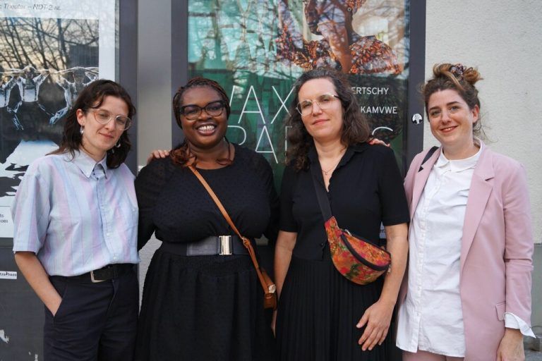 Dramaturgin Luca Maier, Edwige Dro (Text), Regisseurin Eva-Maria Bertschy und Produktionsleiterin Camille Florence Jamet.
              Ritter (7)