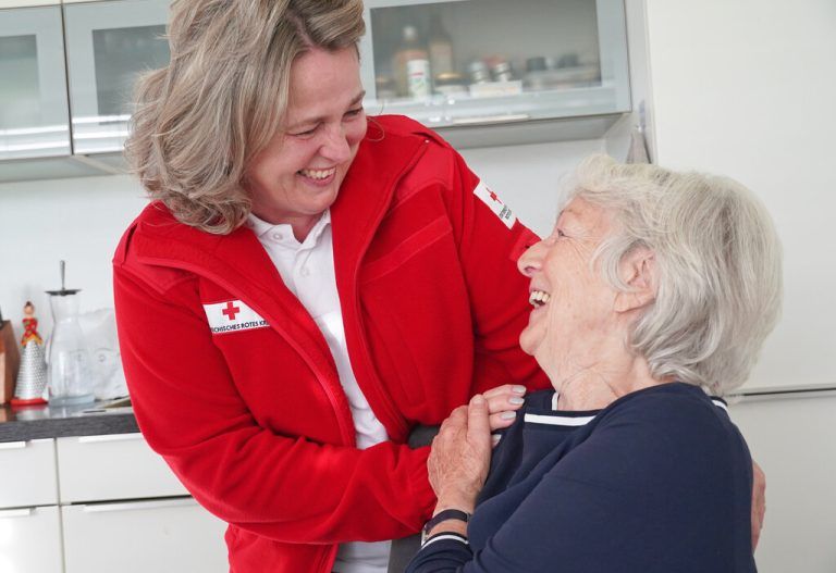 Ehrenamtliche des Roten Kreuzes besuchen regelmäßig Menschen, die sich Gesellschaft wünschen. Doch solche Angebote geraten zunehmend unter Druck.⇒Rotes Kreuz Vorarlberg (2), NEUE