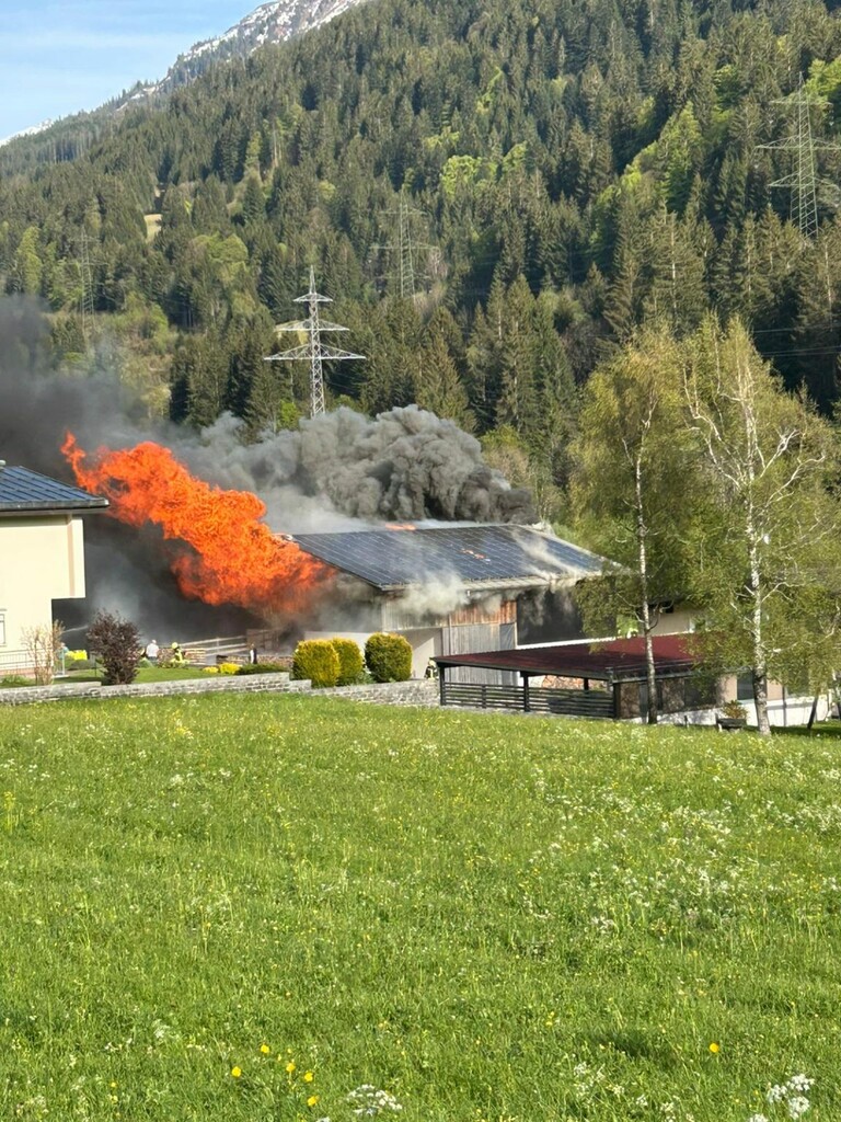 Gebäude im Vollbrand