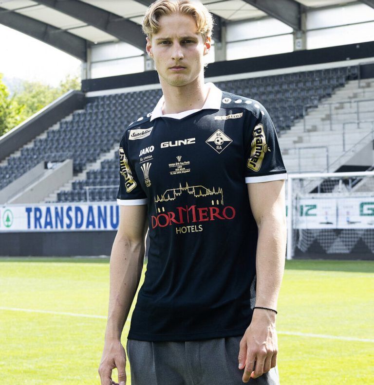 Filip Milojevic mit dem Sondertrikot fürs Cup-Finale.⇒Verein