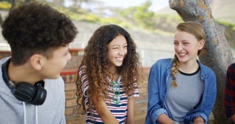 Für viele Jugendliche sind Freundschaften zentral, 81 Prozent sind laut der Jugendstudie mit ihrem Freundeskreis zufrieden. Shutterstock