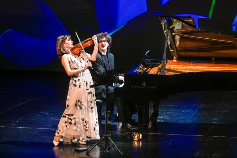 Geigerin Lisa Batiashvili und Pianist Giorgi Gigashvili begeisterten als virtuoses Duo durch die Intensität des Zusammenspiels.Mittelberger
