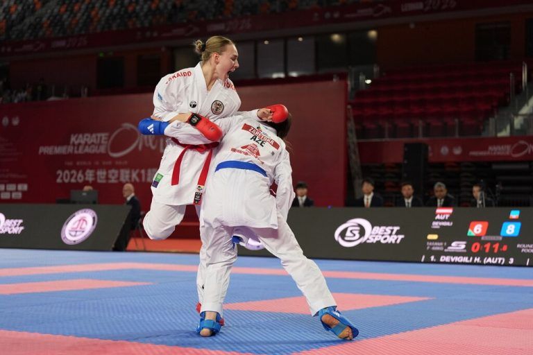 Hanna Devigili (l.) in China.⇒m. kremser