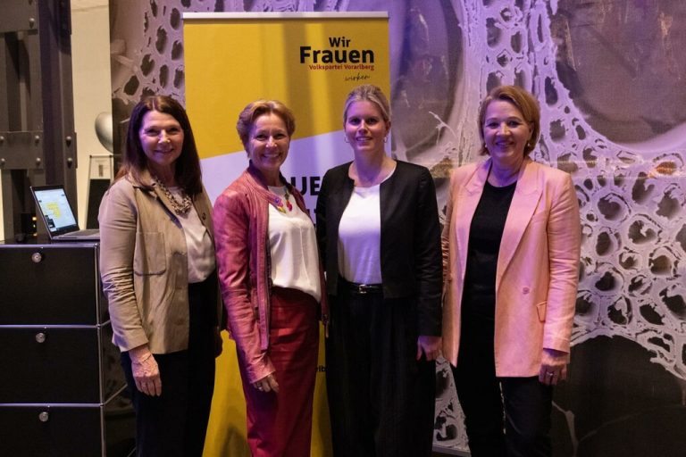 Heidi Schuster-Burda, Martina Rüscher, Julia Berchtold und Andrea Kaufmann (v.l.).⇒wir frauen vvp