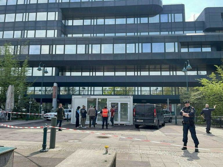 In der Linzer Innenstadt ist am Mittwoch ein Mann auf einen Passanten mit einer Axt losgegangen. ⇒APA