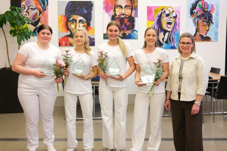 Julia Lentsch, Alicia Feigl, Lena Ender und Annabell Vallazza freuten sich mit Innungsmeisterin Bettina Hofstädter über die Erfolge.⇒elseno