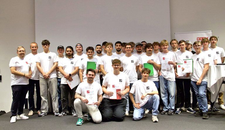 Links: Die teilnehmenden Lehrlinge des vergangenen Jahres.Auch heuer werden die IT-Fachkompetenzen der Vorarl­berger Lehrlinge geprüft. ⇒Brichac