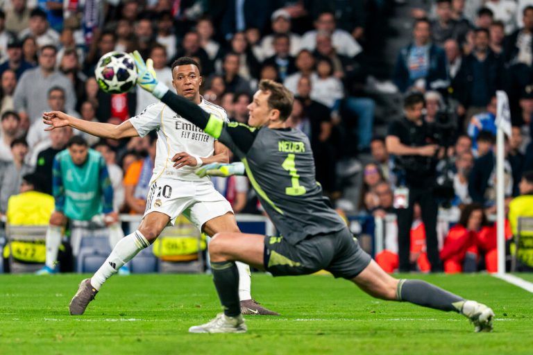 Manuel Neuer (r.) brachte im Hinspiel Kylian Mbappé und seine Teamkollegen mit seinen Paraden schier zur Verzweiflung. ⇒GEPA