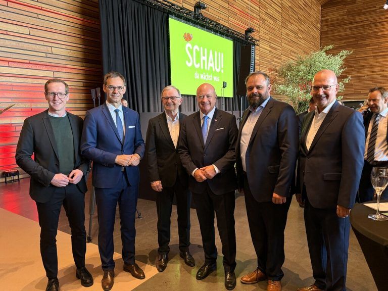 Martin Dechant, Markus Wallner, Karlheinz Kopf, Christian Stocker und Nilly Nail bei der Eröffnung der Frühjahrsmesse.Lutz (12)