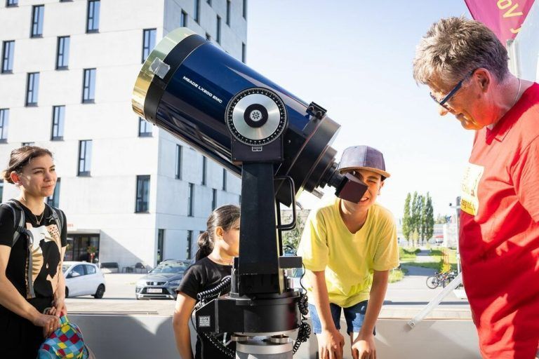 Mit einem Spiegelteleskop den Weltraum erforschen. Wisto