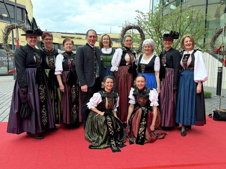 Montafoner Bäuerinnen mit Präsident Josef Moosbrugger.
              Lutz (6); 
            
              Mathis (1)