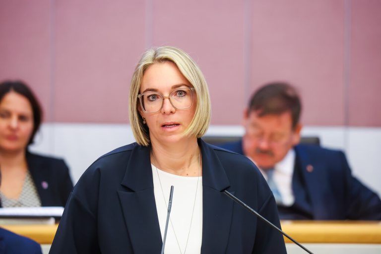 Neos-Abgeordnete Fuchs. ⇒sTeurer