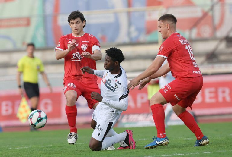Nur tabellarisch war das Spiel der Bregenzer in Kapfenberg ein Duell auf Augenhöhe. Die Schwarz-Weißen haben Protest bei der Bundesliga eingelegt – und hoffen auf eine Lizenzerteilung in zweiter Instanz. ⇒GEPA (2)
