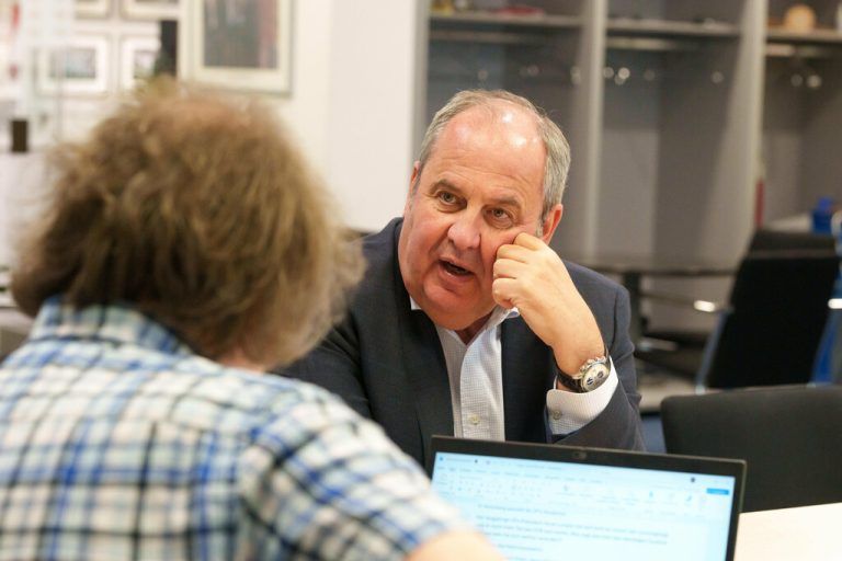 ÖFB-Macher Josef Pröll im Gespräch mit NEUE-Sportchef Hannes Mayer. ⇒Dietmar Stiplovsek (2)