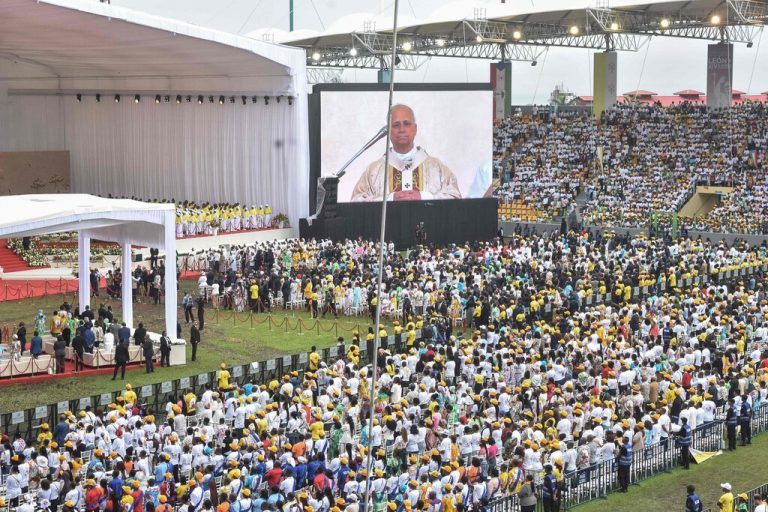 Papst Leo XIV., der im Nuevo Estadio de Malabo am letzten Tag seiner elftägigen Afrikareise eine Heilige Messe leitet. ⇒afp