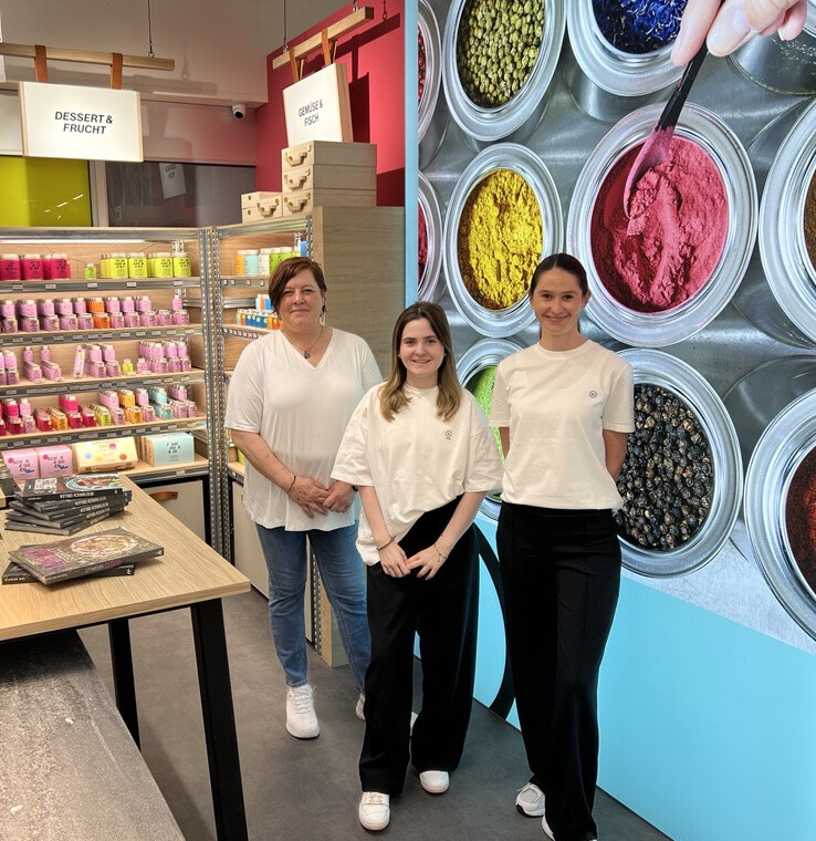 Patrizia Hartmann, Melissa Heinzle und Magdalena Schwarz (v.l.) im neuen Pop-Up-Store von „Stay Spiced“.⇒stay spiced