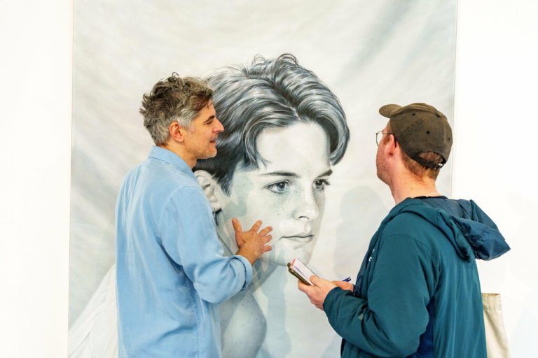 Persic erklärt der NEUE sein Werk „F. Else (Portrait nach Christopher Williams und Andrea del Sarto)“ 2026.
              ⇒