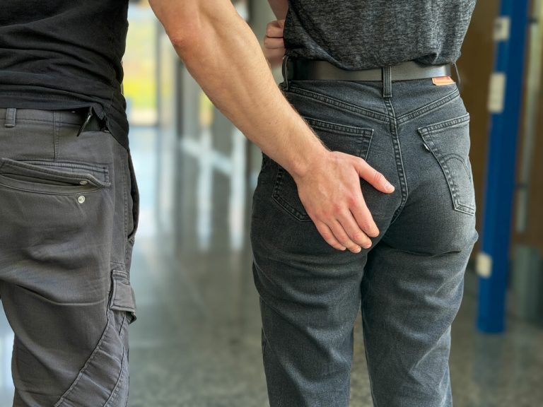 Sexuelle Belästigung am Arbeitsplatz reicht von übergriffigen Berührungen bis zu verbalen Entgleisungen.⇒⇒Symbolbild/Neue