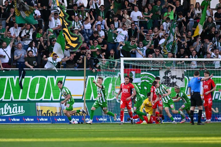 So sieht frenetischer Jubel aus. Der Aufstieg rückt näher. ⇒GEPA/Lerch (3)